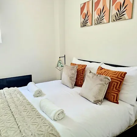 Elite Service Accommodation 5Min To Tram, Direct To Manchester, 5 Min Drive To High Street & M60 J17-2